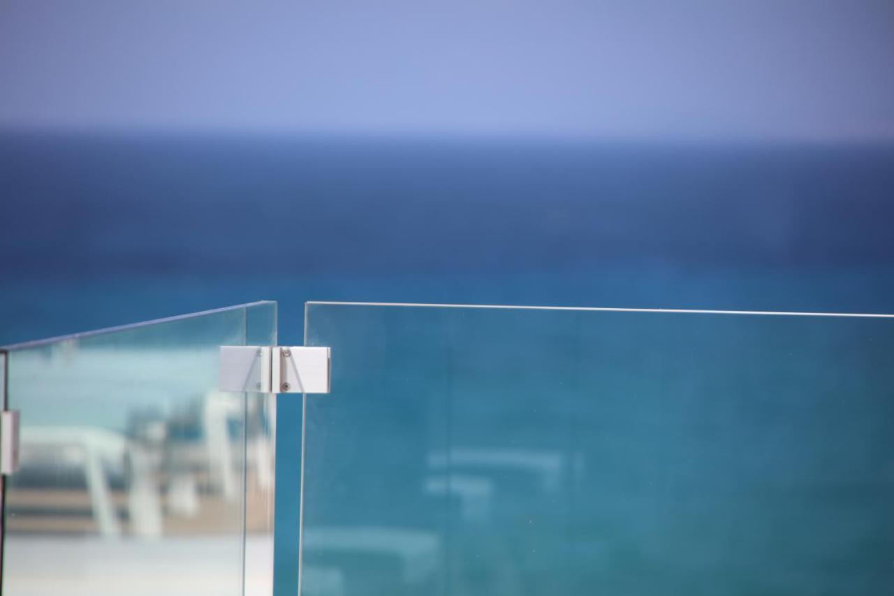 Iberostar Selection Playa De Palma Hotel Exterior foto A glass balustrade