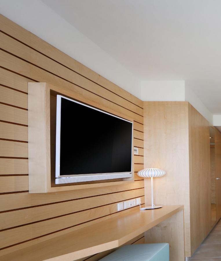 Iberostar Selection Playa De Palma Hotel Exterior foto A flat-screen television