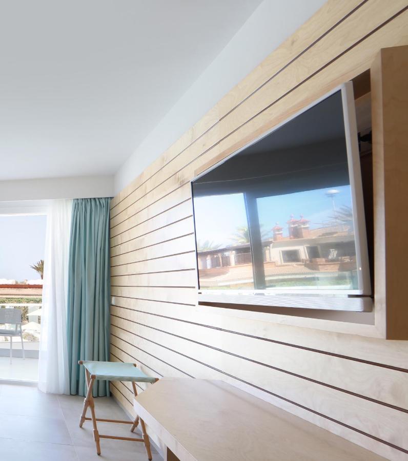 Iberostar Selection Playa De Palma Hotel Exterior foto A television mounted on a wall