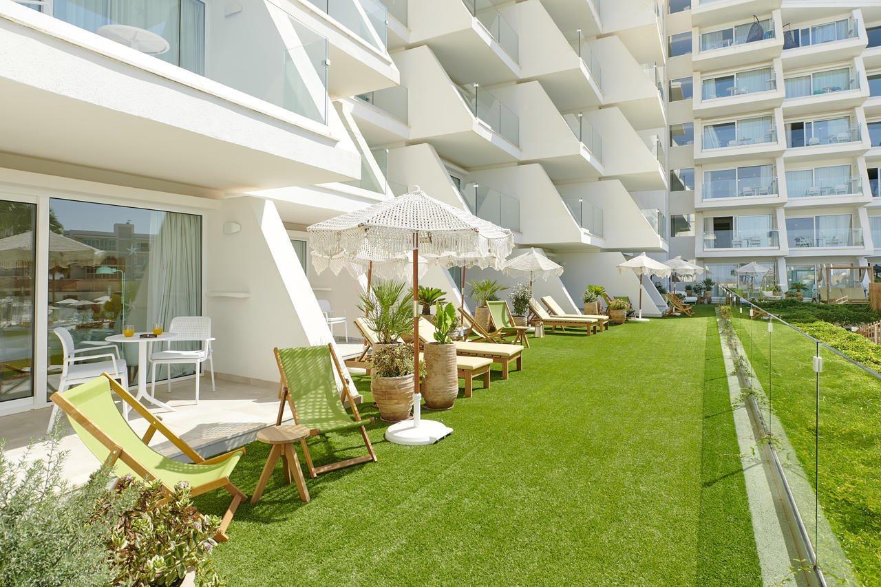 Iberostar Selection Playa De Palma Hotel Exterior foto Artificial grass at a hotel