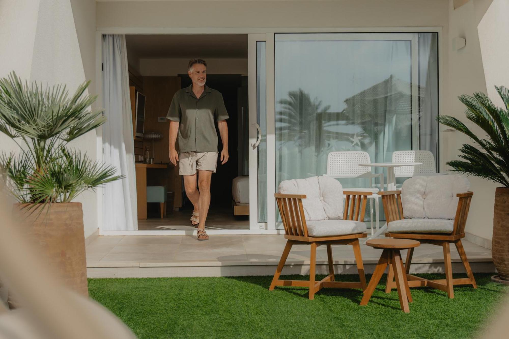 Iberostar Selection Playa De Palma Hotel Exterior foto Artificial grass on a balcony
